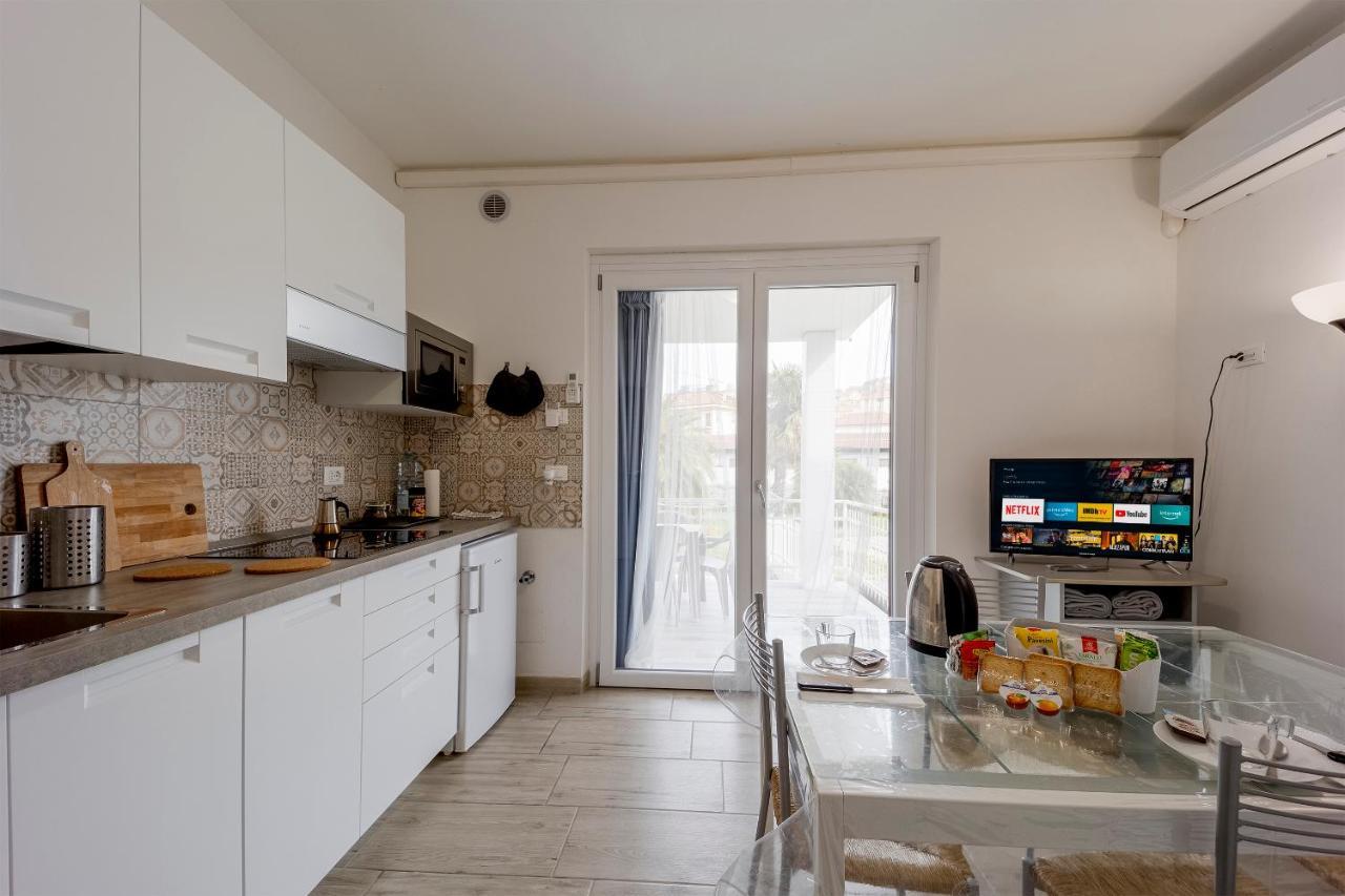Il Gattino Di Porto - Apt 2 - Bilocale Terrazzo Piscina Imperia Luaran gambar